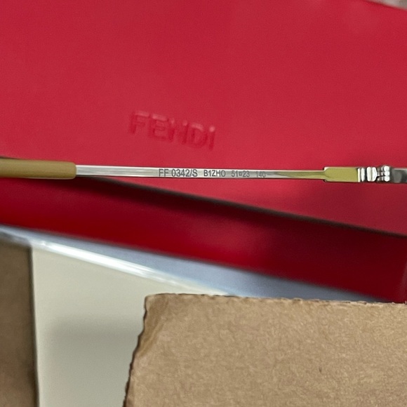 NIB Women’s One Size (51mm) Fendi Cat Eye Frame Sunglasses 100% UV Protection - Picture 12 of 15